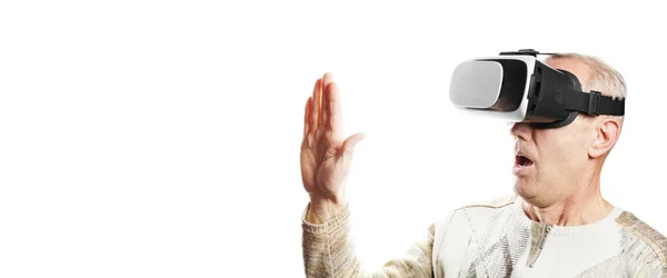 Hombre adulto en máscara de realidad virtual — Foto de Stock