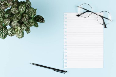 Mavi arkaplanda bir boş sayfa