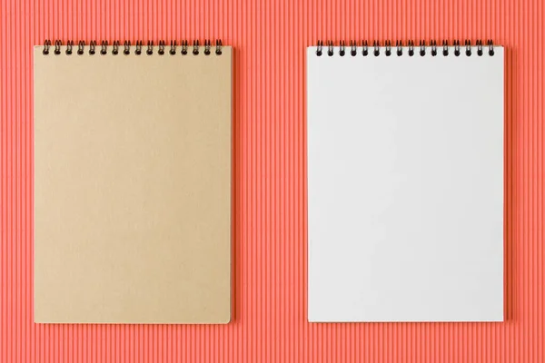 School notebook op koraal kleur achtergrond — Stockfoto