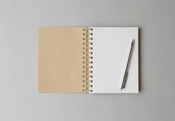 Caderno aberto com lápis em um fundo cinza — Fotografia de Stock