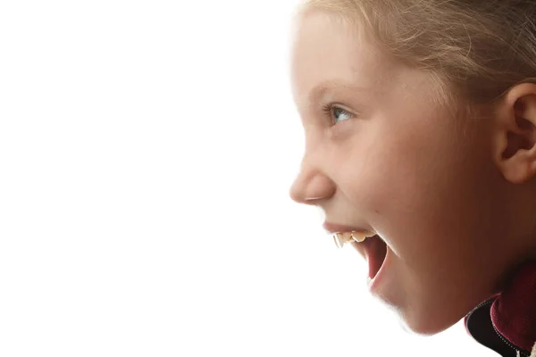 Retrato de cerca de una niña gritando en voz alta — Foto de Stock