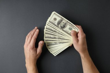 Bir tomar dolar insan ellerinde..