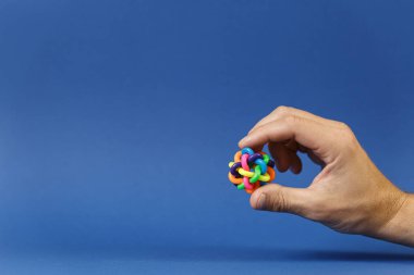 Çok renkli lastik halkaların çocuk oyuncağı.