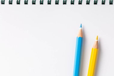 Beyaz arkaplan görünümünde renkli kalemler