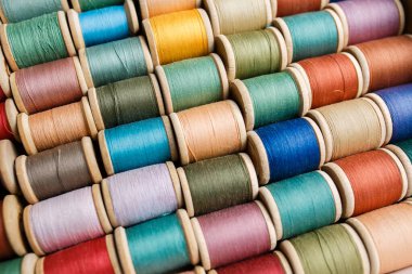 Renkli iplik ruloları, yakın çekim ve üst görünüm.