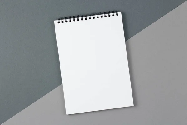 Notebook op twee-tone grijze achtergrond bovenaanzicht. — Stockfoto
