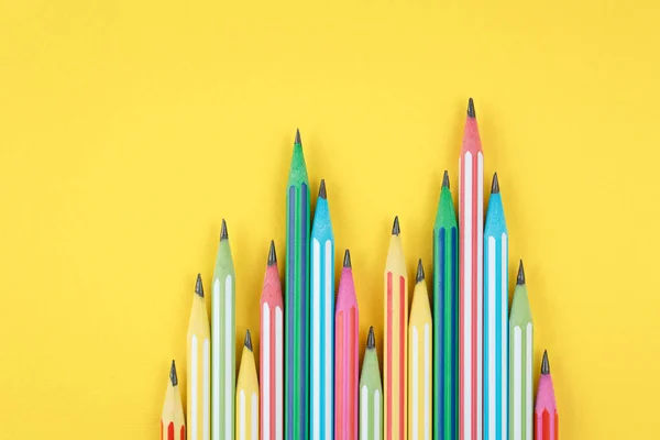 노란색외진 배경 위에 있는 다채 로운 연필 — 스톡 사진