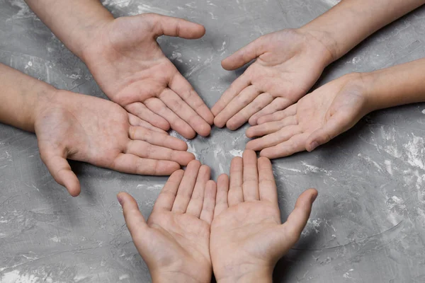 Crianças mãos juntas em círculo — Fotografia de Stock