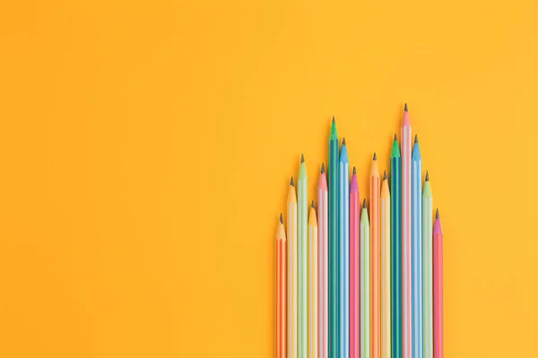 Різнокольорові олівці на жовтому ізольованому фоні — стокове фото