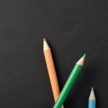 Gri arkaplan görünümünde iki renkli kalem.