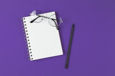 Kalem ve gözlüklerle defteri aç