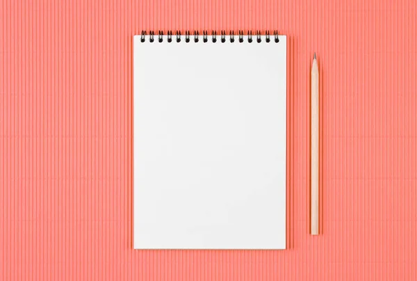 Cuaderno con lápiz en color Coral vivo — Foto de Stock