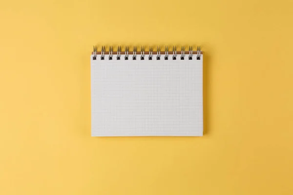 Notebook egy sárga háttér felülnézet — Stock Fotó