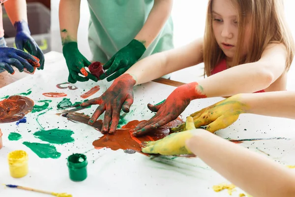 Niño pintura con manos dibujo lección en la escuela — Foto de Stock