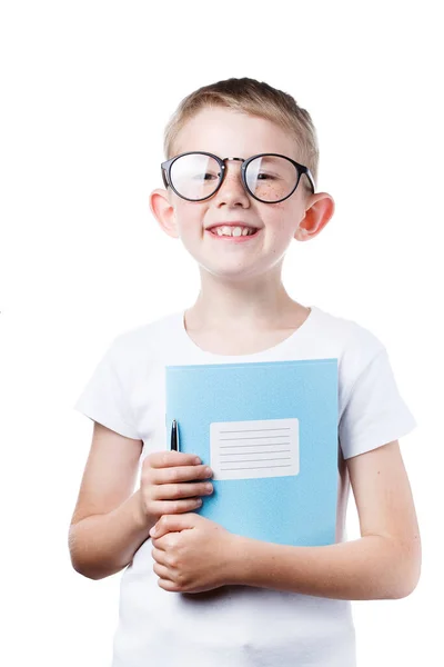 Schooljongen met notebook in handen — Stockfoto