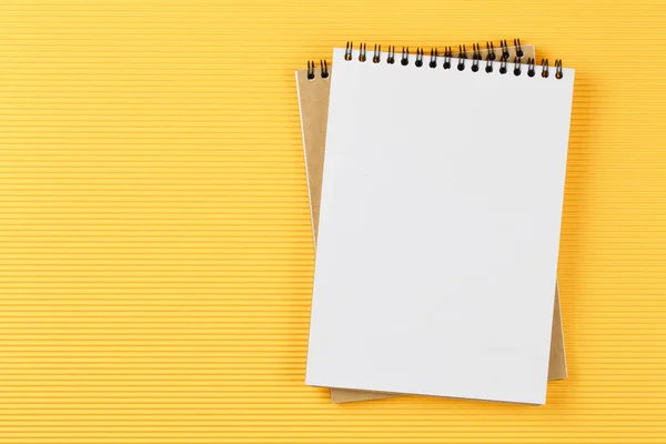 Cuaderno abierto sobre fondo amarillo corrugado —  Fotos de Stock