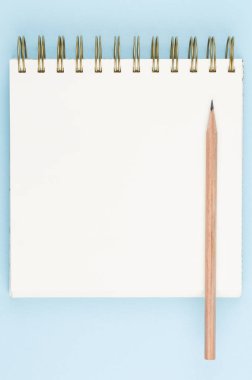 Mavi masaüstü görünümlü, boş sayfalı bir defter