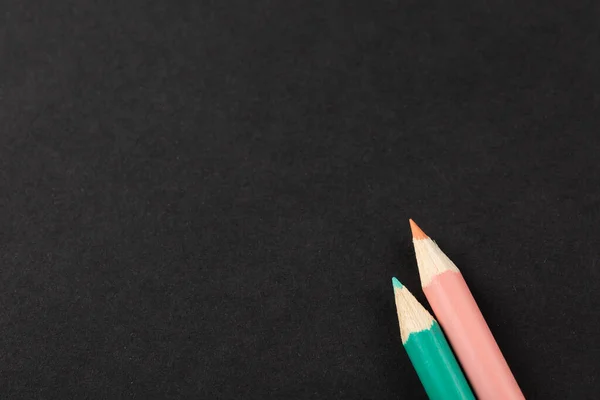Dos lápices de colores en una vista superior de fondo gris. — Foto de Stock