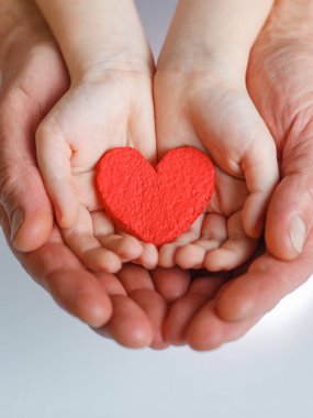 Erkeklerin elleri çocukların avuçlarını tutar