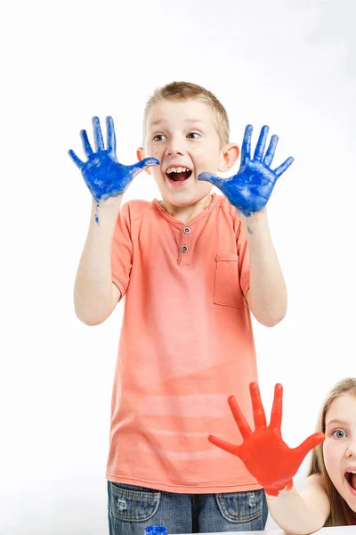 Fiú festék kézzel rajz lecke az iskolában — Stock Fotó