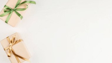 Beyaz arkaplan görünümlü kurdeleli hediye kutusu.