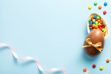 Renkli çikolatalı yumurtalar.