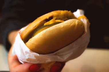 ekmek ve peynir ve et veya hamburger