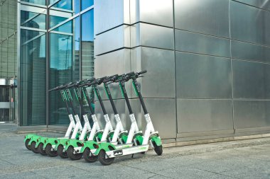 Varşova 'da kiralık elektrikli scooter. Ekolojik ve sessiz ulaşım araçları.