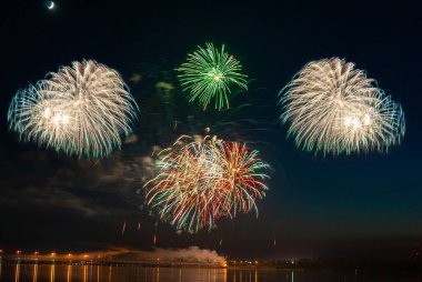 Havai fişekler. Şenlik selamı