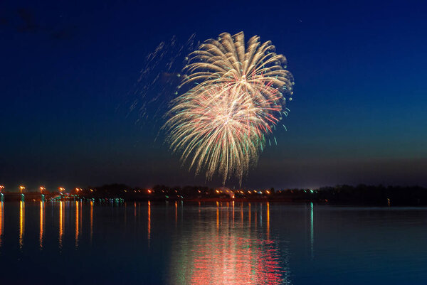 Фейерверк. праздничный салют