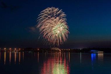Havai fişekler. Şenlik selamı