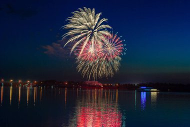 Havai fişekler. Şenlik selamı