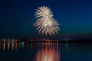 Havai fişekler. Şenlik selamı