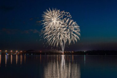 Havai fişekler. Şenlik selamı