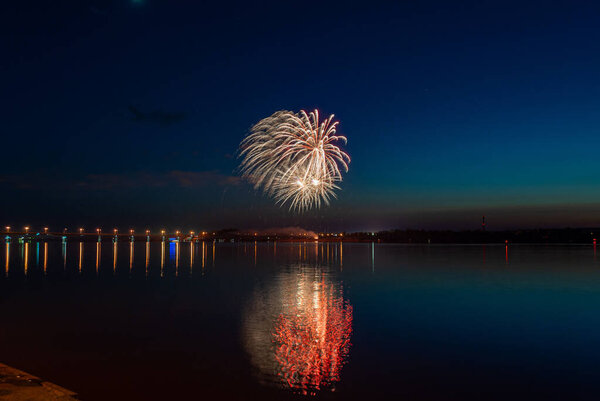 Фейерверк. праздничный салют