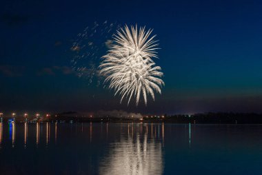 Havai fişekler. Şenlik selamı
