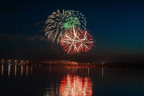 Фейерверк. праздничный салют