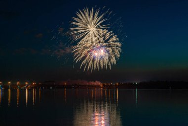 Havai fişekler. Şenlik selamı