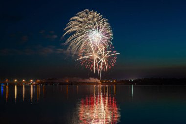 Havai fişekler. Şenlik selamı