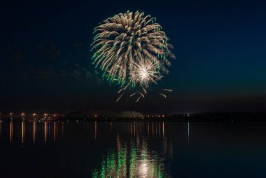 Havai fişekler. Şenlik selamı
