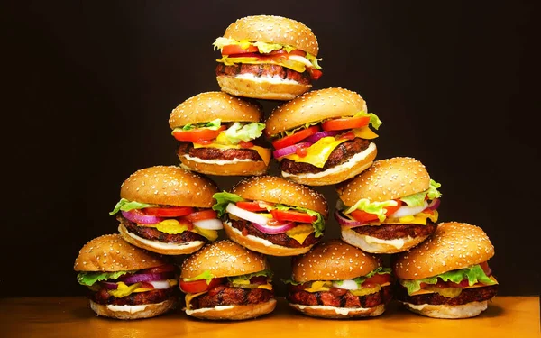 Burger - Siyah Arkaplana Karşı Hamburger Yığının Yakın Çekimi