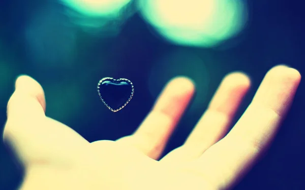 一颗小小的心在一个人的手掌之上 爱的概念 — 图库照片