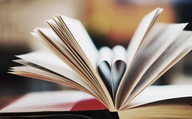Romantizm. Kitap sayfalarının kalp şekli. Aşk konsepti. ilan-ı aşk !