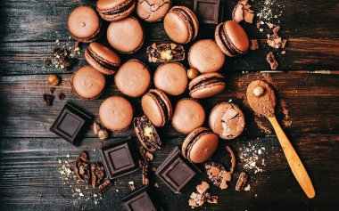 Sevgililer Günü hediyesi. Kek, çikolata, tahta masadaki bisküvi. Mutlu aşk!