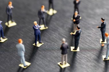 Sosyal uzaklık, enfeksiyon riski ve hastalık önleme tedbirleri için mesafeyi koruyan insanlar, koronavirüs veya covid-19 'un yayılmasını önleyen, iş dünyasının toplantı kavramına olan mesafeyi koruyan insanlar