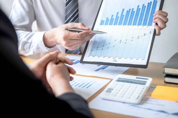 İş arkadaşı ekibi yeni muhasebe finansmanı projesiyle çalışıyor ve analiz ediyor