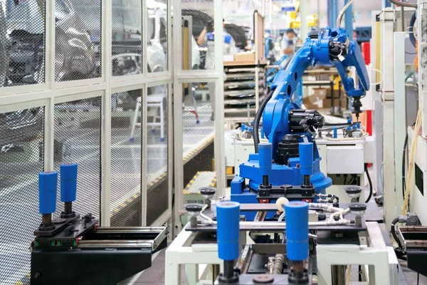 Otomatik robot cam mührü akıllı imalat fabrikası 4.0 'da otomobil üretimi sırasında. Fabrikada faaliyet gösteren robotik kol, endüstriyel imalatta kullanılan robot. .