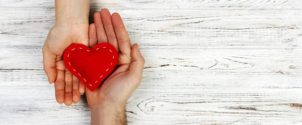 Tatil dekorasyonunda sevgililer günü hediyesi