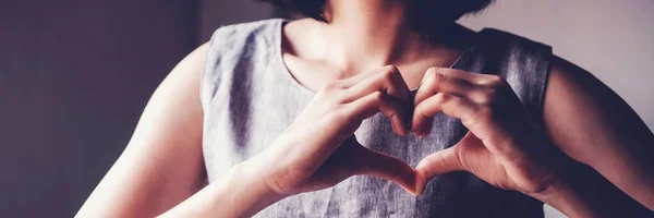 Glückliche Junge Asiatin Die Ihre Hände Herzform Macht Herzkrankenversicherung Soziale — Stockfoto