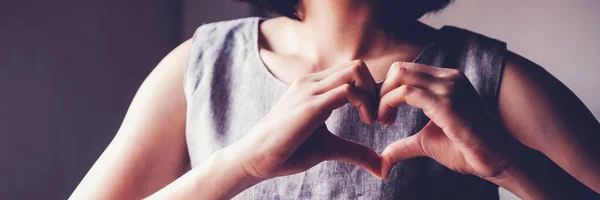 Gelukkig Aziatisch Jong Vrouw Het Maken Van Haar Handen Hart — Stockfoto